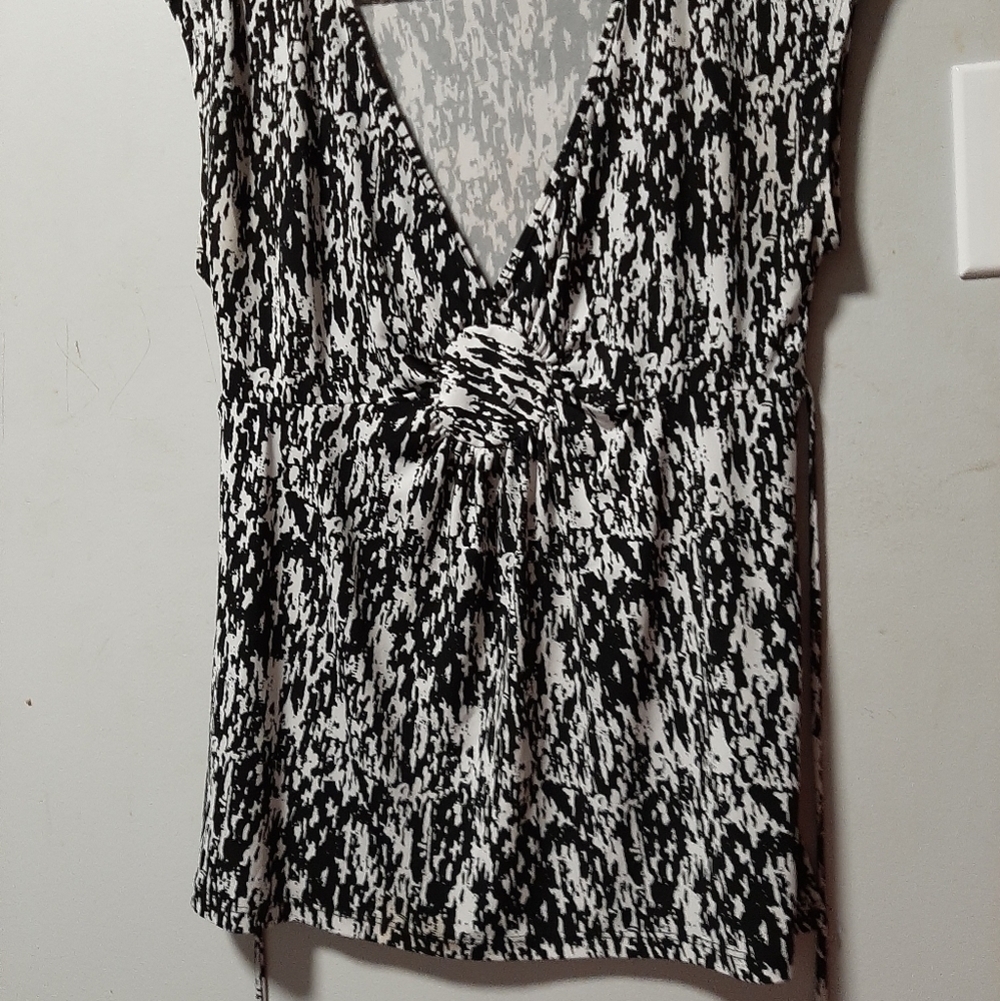 SPEACHLESS brand ladies black and white top. Size large